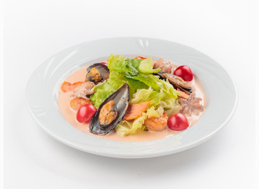 Теплый салат с морепродуктами и сливочным соусом